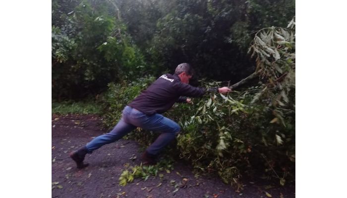 Catanduvas - Prefeito Professor Moisés e chefe da Defesa Civil estiveram em locais atingidos pelo temporal deste domingo